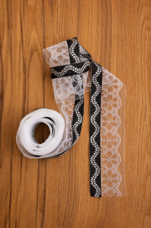 13  Lotband Ranke mit Spitze, schwarz/weiß