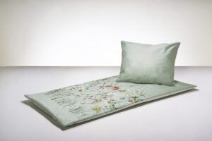 ST 175083  BW-Satin grün, Blumenwiese, 250 g/m²